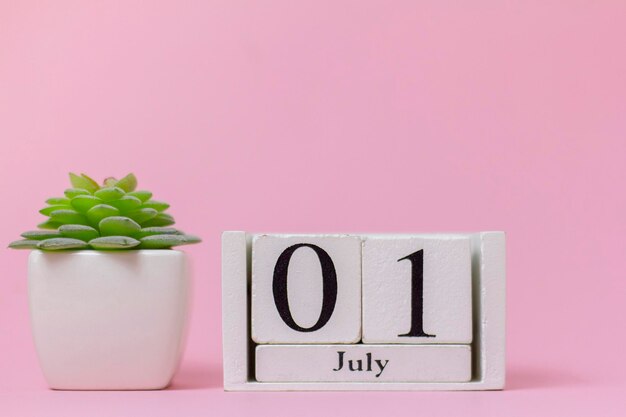 1º de julho no calendário em um fundo rosa a data de início do novo mês