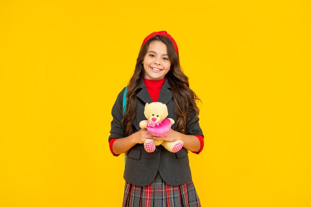 1 de setembro criança de infância feliz com brinquedo menina adolescente feliz com urso de brinquedo de volta à escola