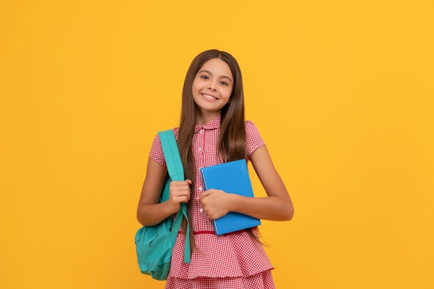 1º de setembro criança de infância feliz com mochila de escola alegre menina adolescente carrega mochila