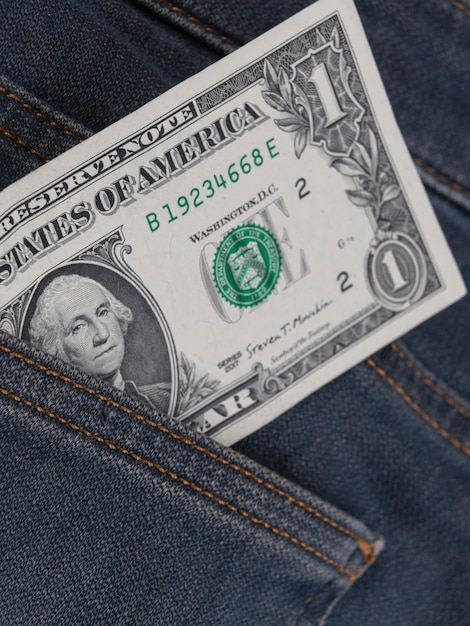 1 dólar americano no bolso da calça jeans