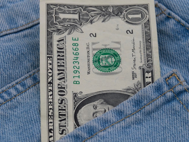 1 dólar americano no bolso da calça jeans