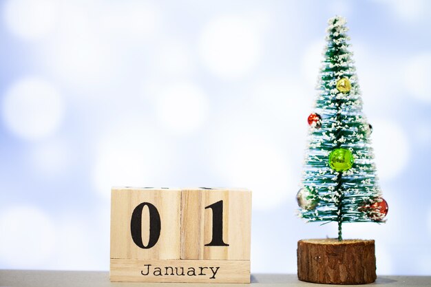 Foto 1 de enero y decoración navideña sobre fondo azul