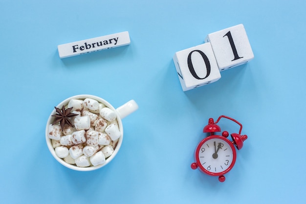 1. Februar Tasse Kakao mit Marshmallows und Wecker