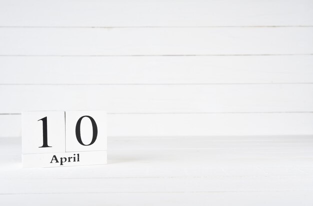 10. April, Tag 10 des Monats, Geburtstag, Jahrestag, Holzblockkalender auf weißem hölzernem Hintergrund mit Kopienraum für Text.