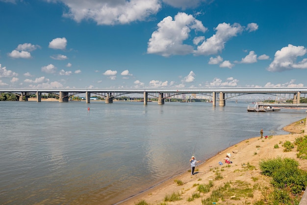 10 de julho de 2021 Novosibirsk, Rússia Pessoas descansam e pescam na margem do rio Ob, na cidade de Novosibirsk