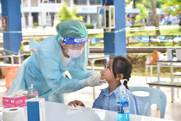 10 de novembro de 2021; chiang rai, tailândia: os professores usam kits de antígeno de autoteste rápido. (atk) teste covid-19 para alunos