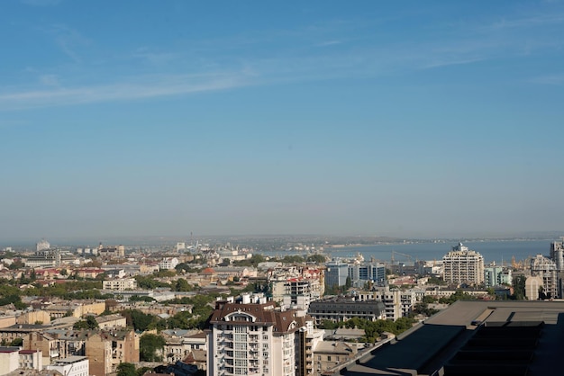 10 de setembro de 2021 Odessa Ucrânia Vista aérea dos telhados da cidade de Odessa, porto e mar Foco seletivo suave