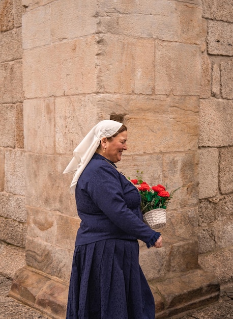 10 de enero de 2023 AMARANTE PORTUGAL mujer con ropa antigua en el festival Sao Gonsalo