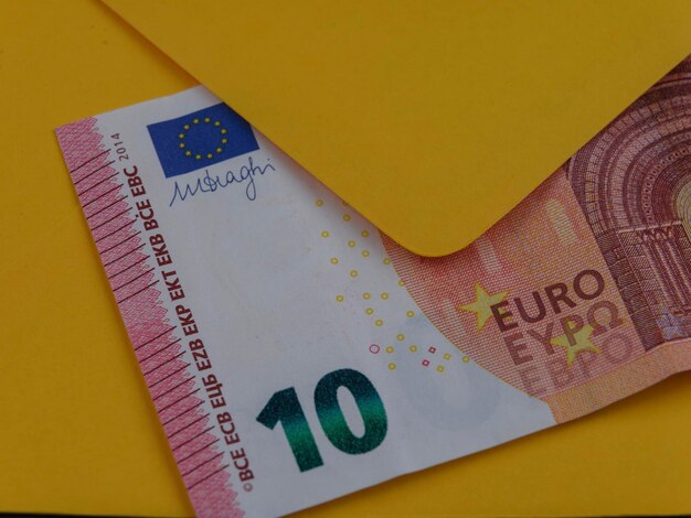 10-Euro-Banknote im Umschlag
