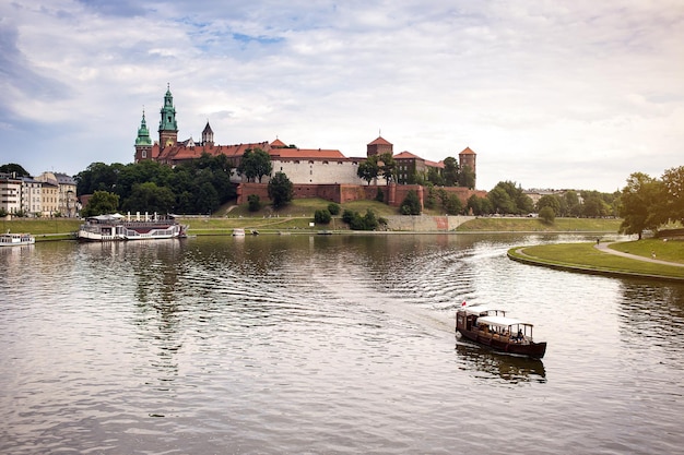 10. Juli 2017 Krakau Polen Touristenboot auf der Weichsel mit Königsschloss Wawel im Hintergrund Polen