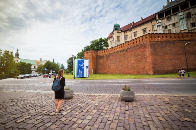 10 de julio de 2017 Cracovia Polonia Joven y feliz mujer turista caminando por el Castillo de Wawel en la antigua ciudad europea Viaja por Europa