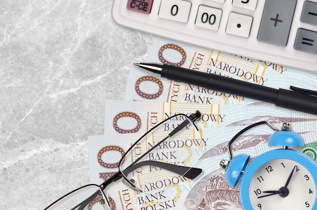 Foto 10 notas de zloty poloneses e calculadora com óculos e caneta