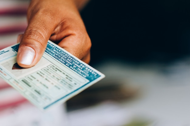 10. September 2019, Brasilien. Mann besitzt nationalen Führerschein (CNH). Offizielles Dokument Brasiliens, das die Fähigkeit eines Bürgers bestätigt, Landfahrzeuge zu fahren.