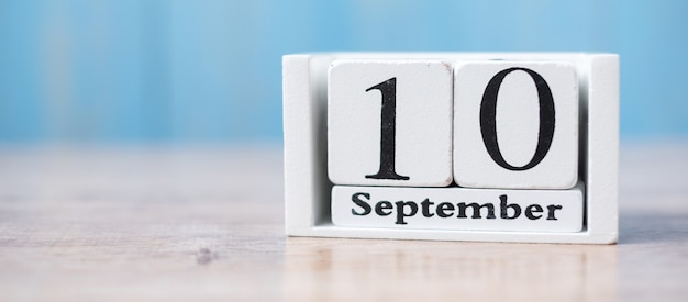 10 de septiembre de calendario blanco sobre madera con copia espacio para texto, día mundial de prevención del suicidio.