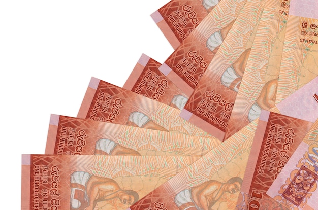 100 contas de rúpias do Sri Lanka encontram-se em ordem diferente, isolado no branco. Banco local ou conceito de fazer dinheiro.