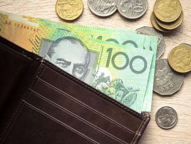 100-Dollar-Australien-Geld in der Tasche