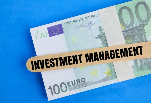 100-Euro-Schein mit dem Wort Investment Management das Konzept der Investition in Euro Konzept Euro