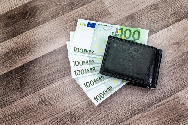 Foto 100 euro-scheine in brieftaschen