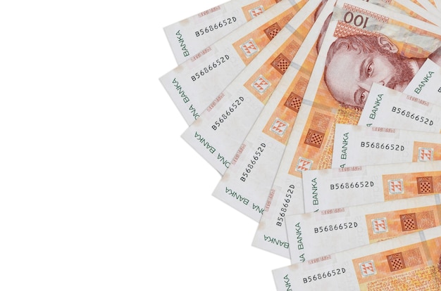 100 notas de kuna croata encontram-se isoladas na parede branca com espaço de cópia. Parede conceitual de vida rica. Grande quantidade de riqueza em moeda nacional