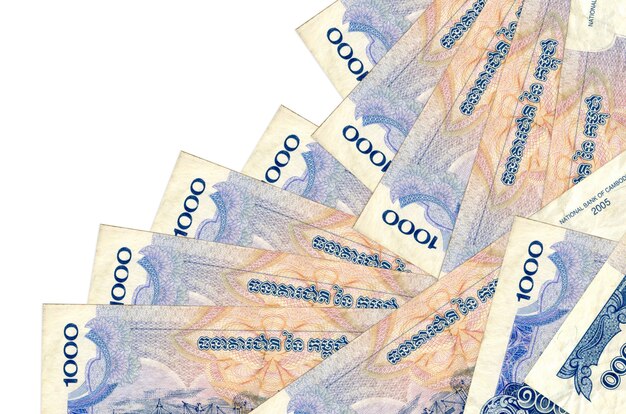 1000 billetes de riels camboyanos se encuentran en un orden diferente aislado en blanco. Concepto de banca local o hacer dinero.