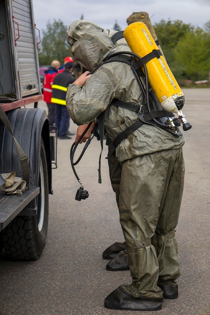 10102022 Kiew Ukraine Feuerwehrleute in der Nähe des Feuerwehrautos