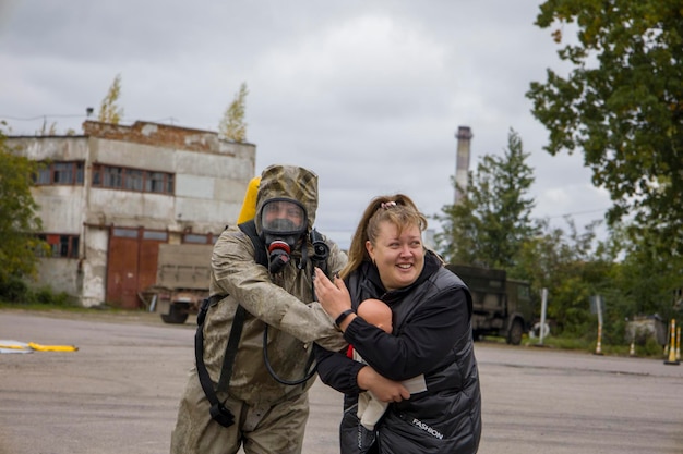 10102022 Kyiv Ucrânia Bombeiros perto do caminhão de bombeiros