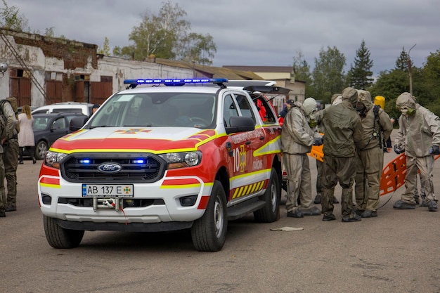 10102022 Kyiv Ucrania Bomberos cerca del camión de bomberos