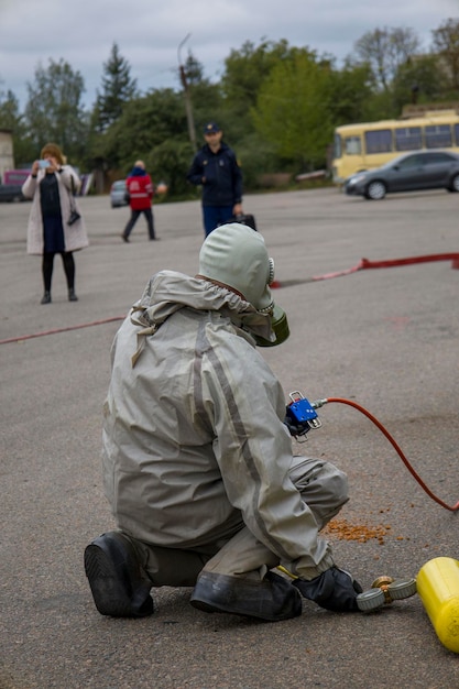 10102022 Kyiv Ucrania Bomberos cerca del camión de bomberos