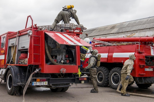 10102022 Kyiv Ucrania Bomberos cerca del camión de bomberos