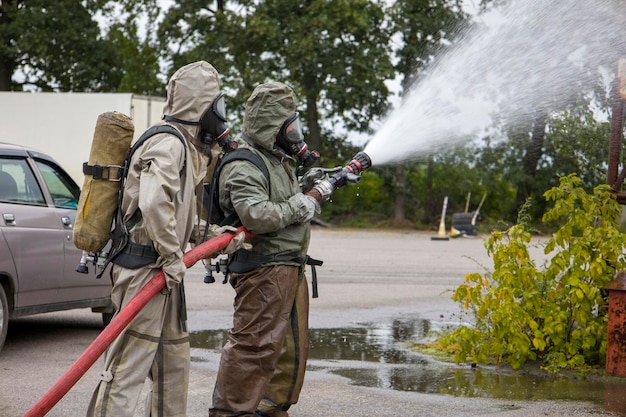 10102022 Kyiv Ucrania Bomberos cerca del camión de bomberos