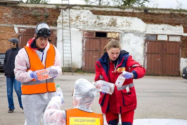 10102022 Kyiv Ucrânia Paramédicos perto de uma ambulância durante o treinamento