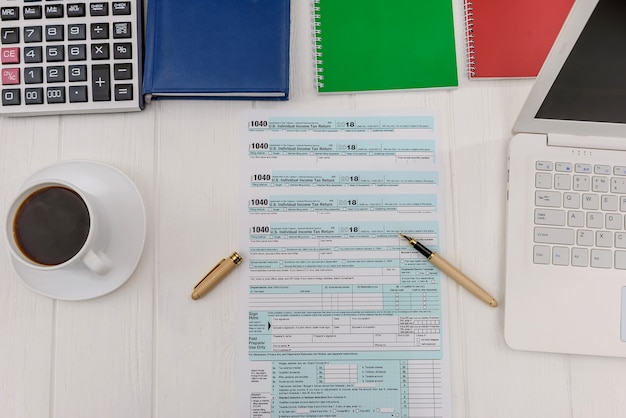 1040 Form am Tisch im Büro mit Stift und Kaffee