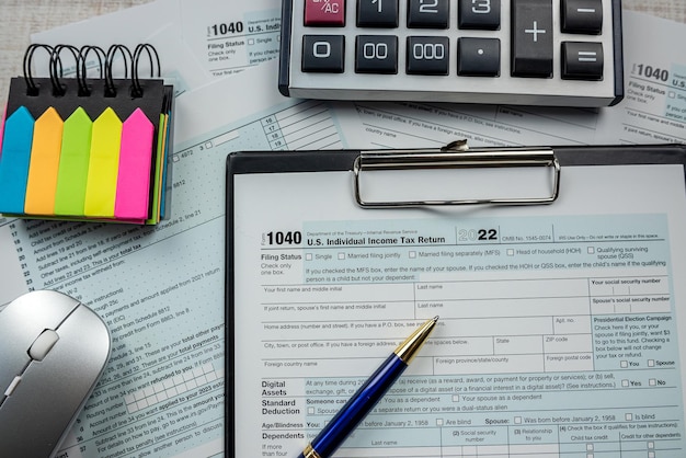 1040 Individuelles Einkommensteuererklärungsformular mit Stift und Taschenrechner Buchhaltungsfinanzkonzept