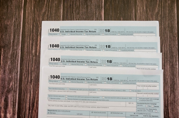 1040 Steuerformulare auf Holzuntergrund