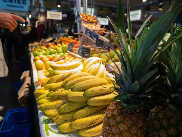 108 5000Resultados de traduccionMano señalando frutas tropicales en el famoso mercado de Burdeos Francia