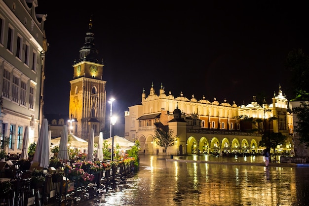 11 de julio de 2017Polonia Cracovia Market Square at nightThe Main Market Square en Cracovia es la plaza más importante del casco antiguo de Cracovia Sukiennice la Lonja de los Paños un hito de Rynek