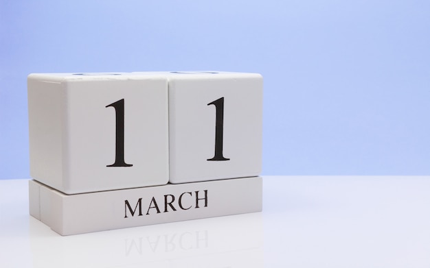 11 de marzo. Día 11 del mes, calendario diario sobre mesa blanca.