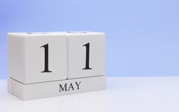 11 de mayo. Día 11 del mes, calendario diario sobre mesa blanca.