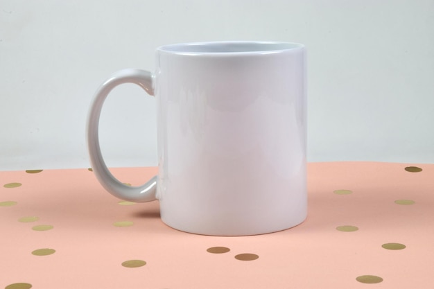 11 oz Kaffeetasse Mockup auf rosa und goldenem Punkthintergrund