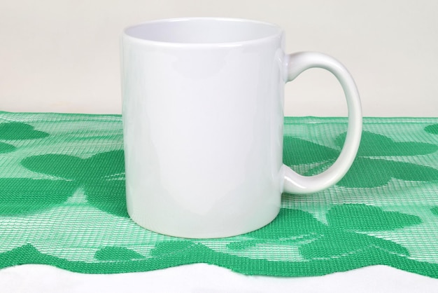 11 Unze weiße Kaffeetasse Mockup auf grünem St. Patricks Day Tischläufer