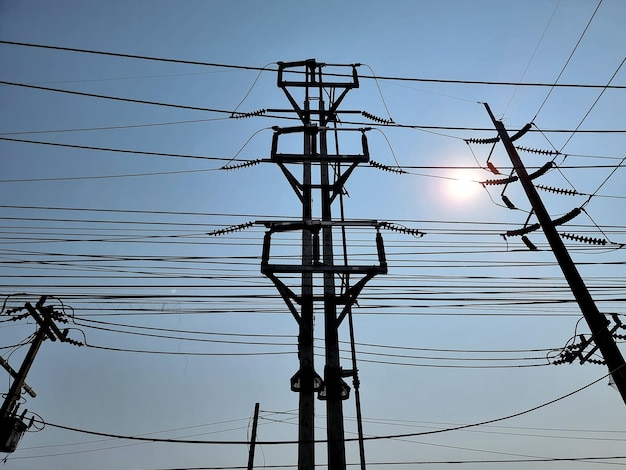 115-kV-Lasttrennschalter in geschlossener Position am blauen Himmel mit sonnenscheinendem Hintergrund