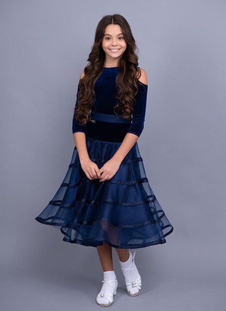 12 13 14-jähriges Mädchen mit Kleid auf grauem, isoliertem Studiohintergrund Elegantes Teenager-Kind-Mädchen in modischem Ballkleid Glückliches Gesicht, positive und lächelnde Emotionen von Teenager-Mädchen