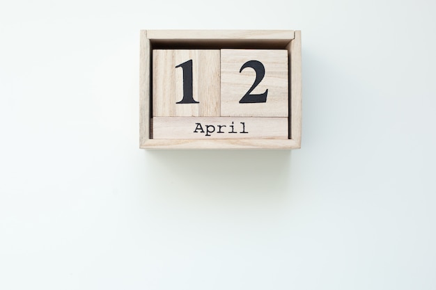 12. April Ostern Holzblockkalender auf weißer isolierter Wand. Ostern. Ansicht von oben mit Speicherplatz. Katholisches Ostern. Rustikales Holzdekorhaus. Frühlings-Osterferienkarte. Draufsicht. feiern