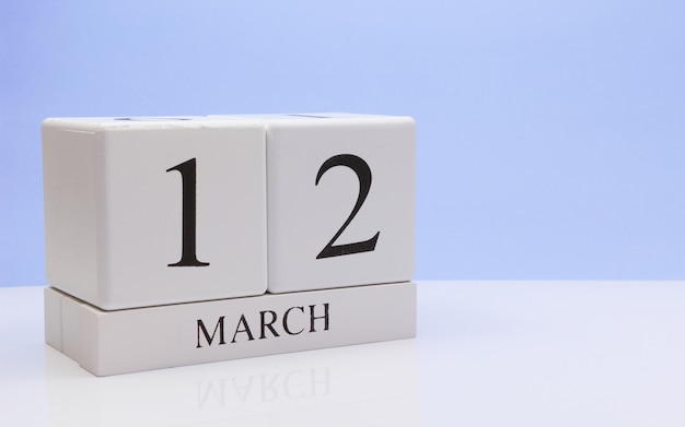12 de março Dia 12 do mês, calendário diário na mesa branca.
