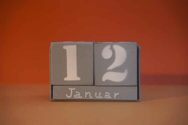 12. Januar auf grauen Holzwürfeln Kalenderwürfeldatum 12. Januar Konzept des Datums Kopierraum für Text oder Veranstaltung Bildungswürfel Würfelförmiger Kalender für den 12. Januar mit leerem Raum Selektiver Fokus