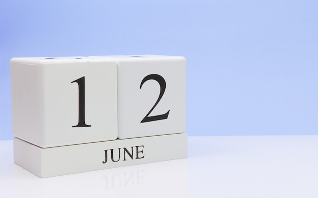 12 de junio. Día 12 del mes, calendario diario sobre mesa blanca.