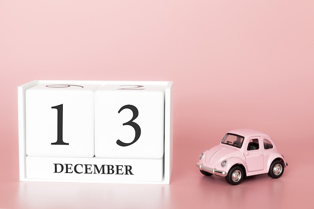 13 de dezembro. Dia 13 do mês. Cubo de calendário com carro