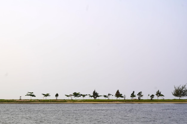 Foto 13. dezember 2023 jakarta indonesien menschen verbringen das ende des tages am ancol-strand