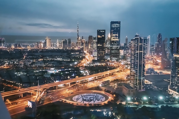 13 de enero de 2023 Emiratos Árabes Unidos Dubai Vista aérea nocturna desde el marco de Dubai a los altos rascacielos y la arquitectura moderna del centro financiero y el parque Zabeel