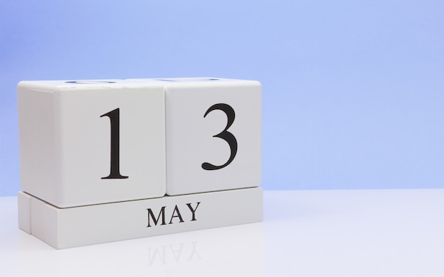 13. Mai Tag 13 des Monats, täglicher Kalender auf weißer Tabelle